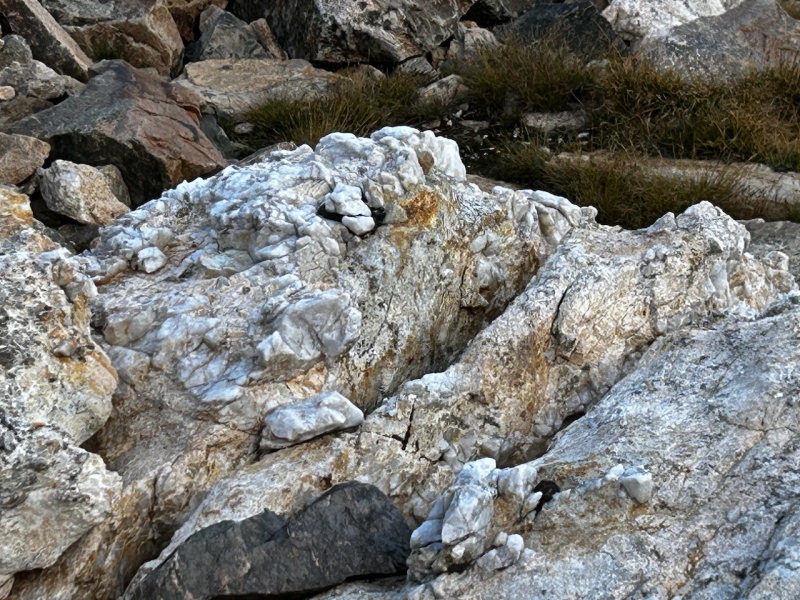 quartz outcrop 22906_14